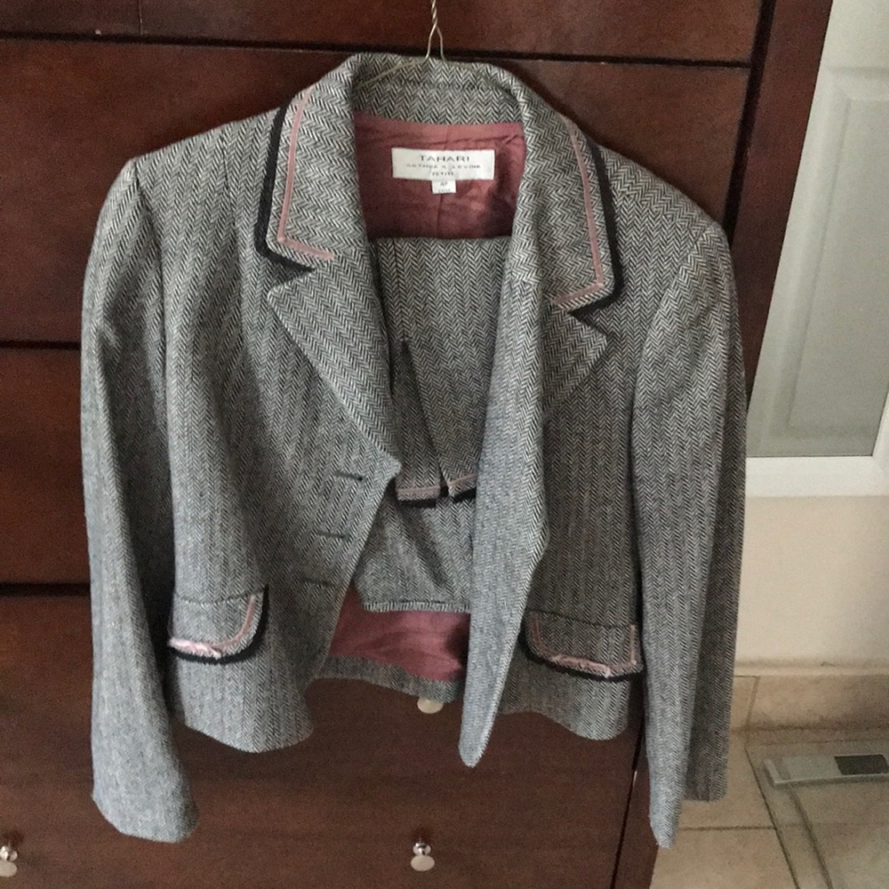 Tahari skirt suit